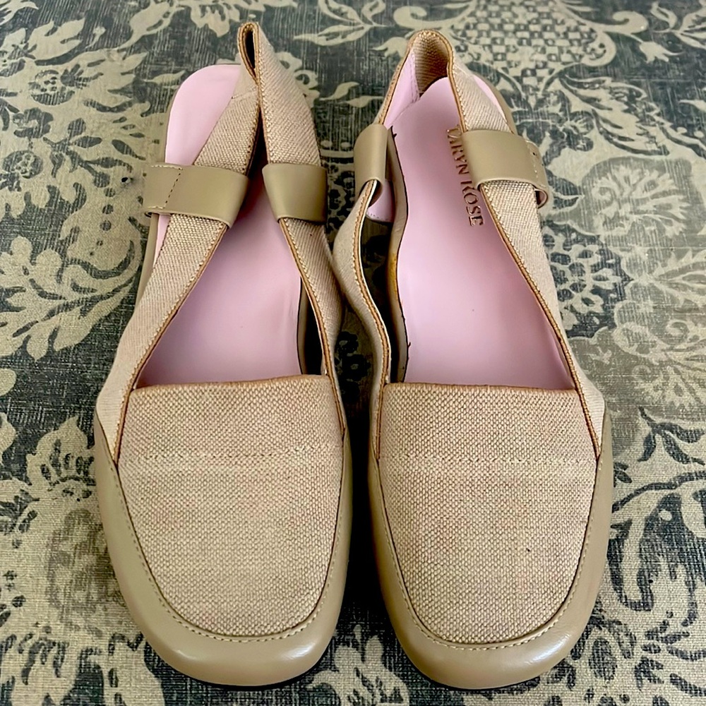 Taryn Rose size 9 beige slip-on. Slight scuffing on sides but great condition